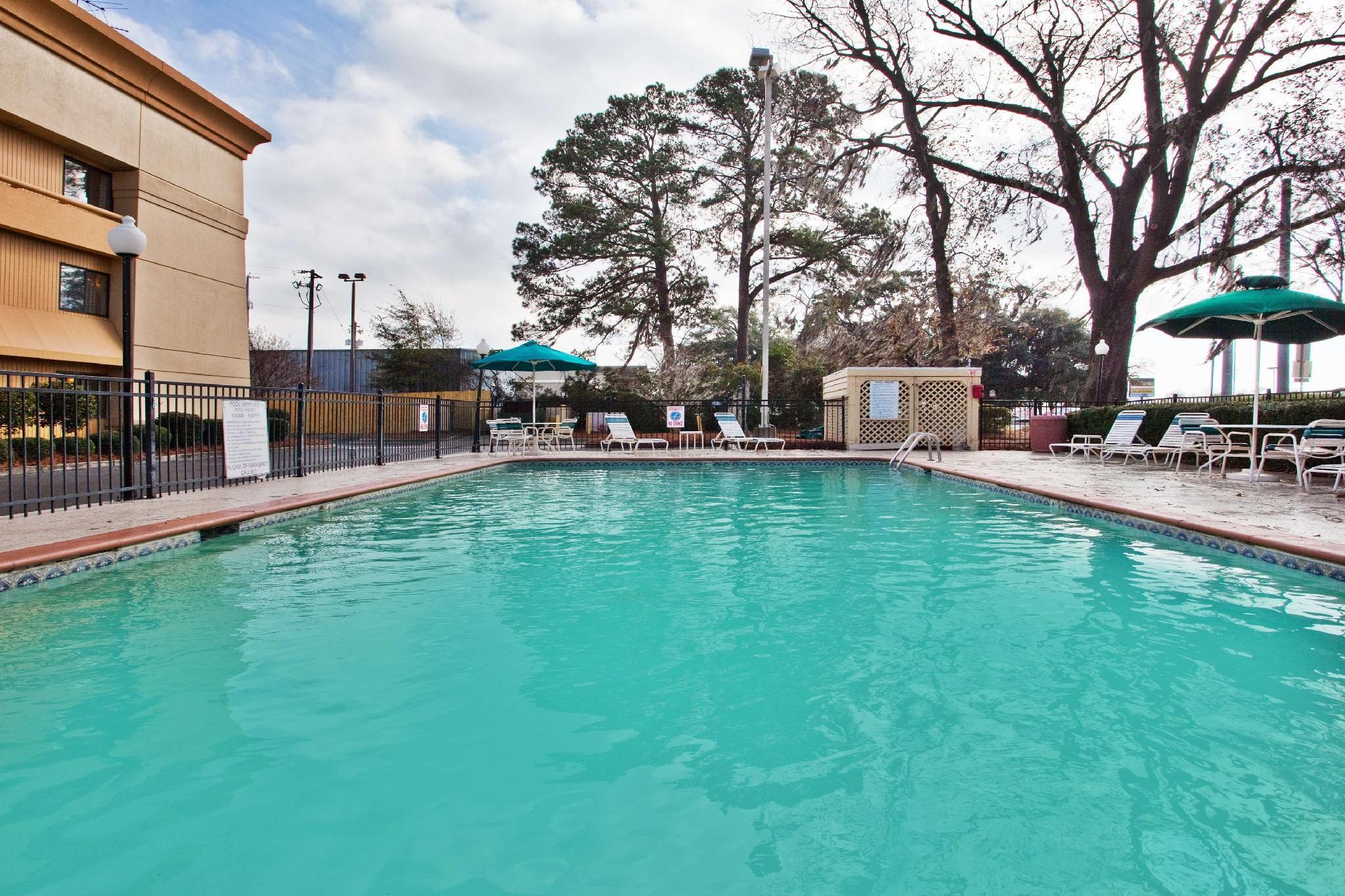 Spark By Hilton Savannah Midtown Exterior photo